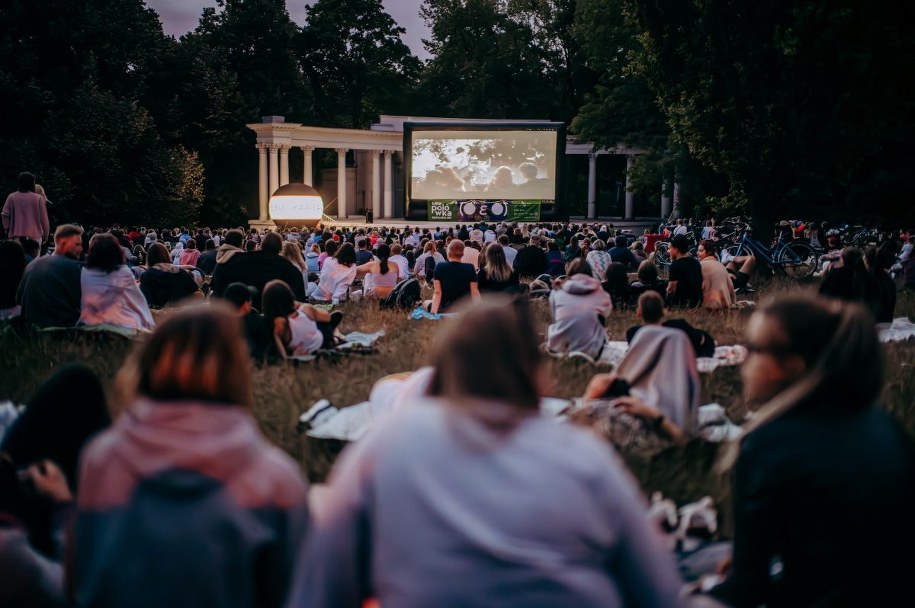 Kino plenerowe, czyli "polówka" w Łodzi ma bogaty repertuar, a przed urodzinami miasta pojawi się w zaskakujących lokalizacjach /lodz.pl /Materiały prasowe