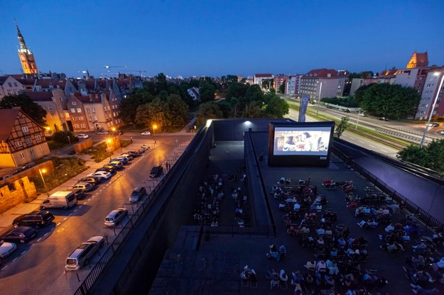 Kino plenerowe na dachu Teatru Szekspirowskiego w Gdańsku /Jan Dzban /PAP
