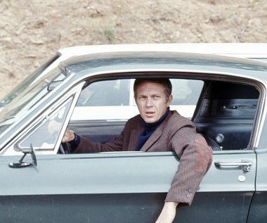 Kinowa publiczność z pewnością pamięta McQuena za rolę Franka Bullitta - tytułowego bohatera szpiegowskiego kryminału "Bullitt", który pozostaje najbardziej znaną produkcją z udziałem aktora, zawierającą słynną scenę samochodowego pościgu ulicami San Francisco.

Podobnie jak w przypadku "Wielkiej ucieczki", także i tutaj produkcja musiała wspierać się pomocą kaskaderów. Mimo iż twarz McQueena widzimy wyraźnie w zbliżeniach efektownej sekwencji, udział aktora w słynnej scenie pościgu ograniczył się zaledwie do 10% antenowego czasu.

Wytwórnia Warner Bros była tak zdenerwowana faktem znacznego przekroczenia budżetu przy realizacji "Bullitta", że zerwała kontrakt z aktorem. Kiedy film wszedł na ekrany i okazał się kinowym sukcesem, Warner Bros próbował ponownie skaperować gwiazdora. McQueen uniósł się honorem i następny film  - "Aferę Thomasa Crowna" - nakręcił już dla niezależnego studia.