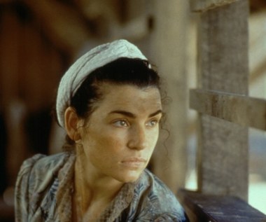 Kinowym debiutem Margulies była rólka w thrillerze "Szukając sprawiedliwości" (1991), w którym partnerowała Stevenowi Seagalowi. Przygodę z dużym ekranem kontynuowała kreacjami w wojennym dramacie "Rajska droga" (na zdjęciu, 1997) i kryminale "Bracia Newton" (1997)

Najlepiej czuje się jednak w telewizyjnych produkcjach. Po rezygnacji z "Ostrego dyżuru" Margulies pojawiła się gościnnie w serialu "Rodzina Soprano", zagrała też w brytyjskiej mini-serii "Tajna sieć". 


