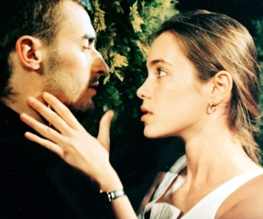 Kinowym powrotem reżysera było głośne "Uprowadzenie Agaty" (1993) - inspirowane ucieczką z domu nieletniej córki ówczesnego wicemarszałka Sejmu, Andrzeja Kerna.

"Zawsze udawało mi się robić filmy za pieniądze tych, których ośmieszałem" - deklarował Marek Piwowski, który w "Uprowadzeniu Agaty" pod przykrywką subtelnego melodramatu skonstruował zjadliwą satyrę na ówczesną Polskę.

W głównych rolach w "Uprowadzeniu Agaty" wystąpili: absolwent Szkoły Teatralnej - Sławomir Federowicz i uczennica łódzkiego liceum - Karolina Rosińska, którzy nadali filmowi Piwowskiemu posmaku "Romea i Julii".