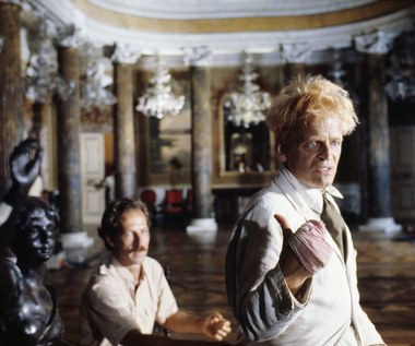 Kinski, najbardziej nieznośny aktor niemiecki XX wieku, dla wysokiego kina został odkryty przez Wernera Herzoga. Ich współpraca rozpoczęła się w 1972 roku od dramatu z czasów konkwisty „Aguirre - gniew boży”. Kinski był tytułowym bohaterem horroru „Nosferatu – wampir” (1979), remake'u klasycznego horroru W.F. Murnaua. Wcielił się w doprowadzonego do szaleństwa żołnierza w „Woyzecku” (1979). Marzył o budowie opery w środku peruwiańskiej dżungli Fitzcarraldo (1982). Na planie „Cobra Verde” (1987) pokłócił się z Herzogiem. 