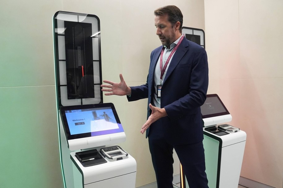 Kiosk, przy którym podróżni będą mogli zapisać swoje dane biometryczne /Lucy North /PAP/PA