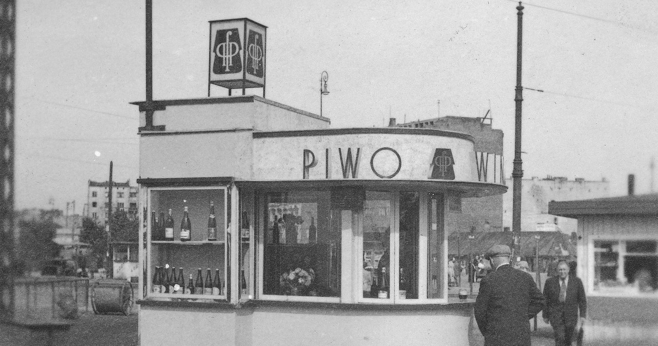 Kiosk z piwem w Warszawie, podobne zalecano postawić na trasie na Jasną Górę /Z archiwum Narodowego Archiwum Cyfrowego