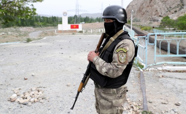 Kirgistan potwierdza: Na granicy z Tadżykistanem toczą się walki