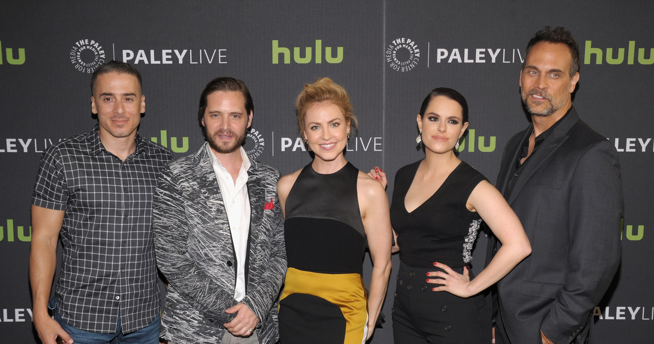 Kirk Acevedo, Aaron Stanford, Amanda Schull, Emily Hampshire, Todd Stashwick /Dave Mangels /Getty Images