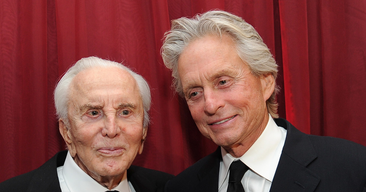 Kirk Douglas i Michael Douglas w 2011 roku /Michael Buckner  /Getty Images