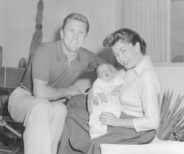 Kirk Douglas miał dwie żony. Małżeństwo z Dianą Dill (1943-51) zaowocowało dwójką synów: Michaelem (znanym aktorem) i Joelem. 

W 1954 roku Douglas poślubił urodzoną w Belgii producentkę Anne Buydens (na zdjęciu), z którą w 2014 roku świętował 60-lecie małżeństwa. Para doczekała się dwójki synów.

Nie wszyscy wiedzą, ale Kirk Douglas jest spokrewniony z... Danielem Olbrychskim. Urodził się pod takim samym nazwiskiem, jaki nosi żona polskiego aktora - Krystyna Demska.  "Dziadek Kirka i dziadek mojego ojca byli najprawdopodobniej braćmi. Pochodzili z tej samej wioski w carskiej Rosji" - powiedziała "Rewii" Krystyna Demska.