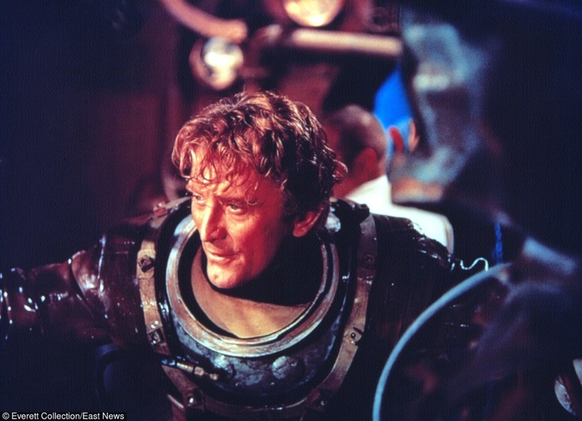 Kirk Douglas w filmie "20 000 mil podmorskiej żeglugi" /Everett Collection /East News