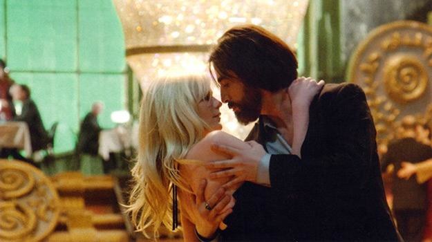 Kirsten Dunst i Jim Sturgess w filmie "Odwróceni zakochani" /materiały prasowe