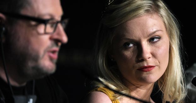 Kirsten Dunst (P) rzuca von Trierowi wymowne spojrzenie podczas konferencji prasowej w Cannes /AFP