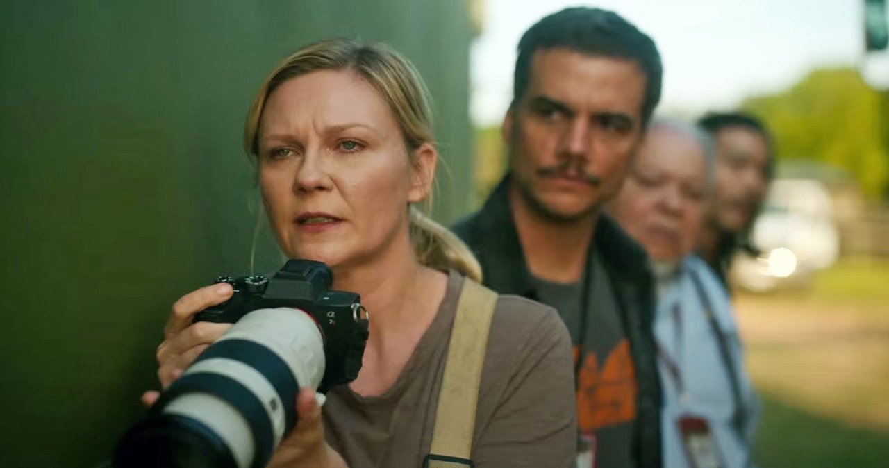 Kirsten Dunst w scenie z filmu "Civil War" /materiały prasowe