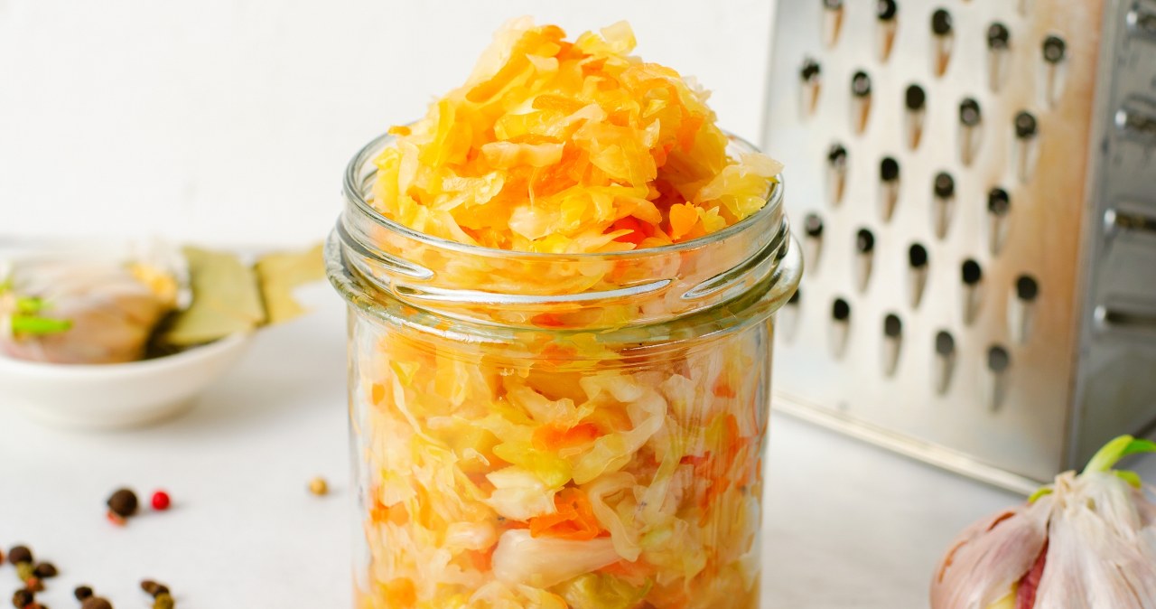 Kiszona kapusta jest wartościowa sama w sobie, jednak jej potencjał można jeszcze wzmocnić, łącząc ją z odpowiednimi składnikami. /julie208 /123RF/PICSEL