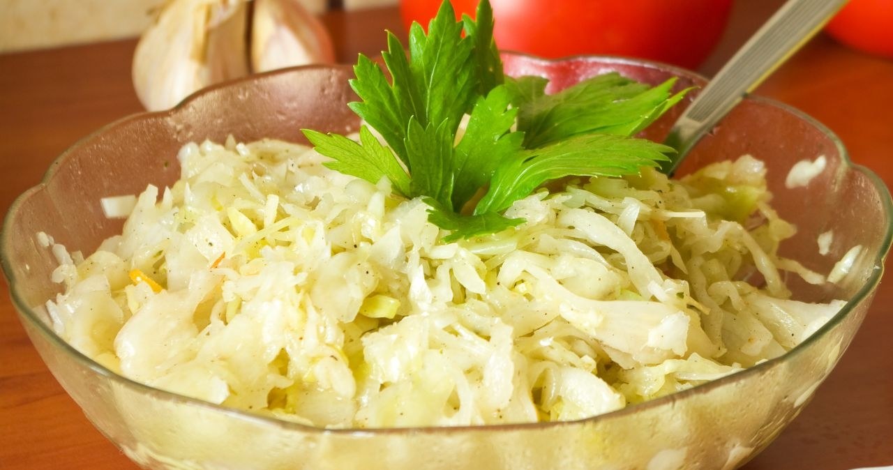 Kiszona kapusta to świetny dodatek do obiadu w sezonie jesienno-zimowym, bo wzmacnia odporność i pomaga chronić się przed przeziębieniem /ccat82 /Canva Pro