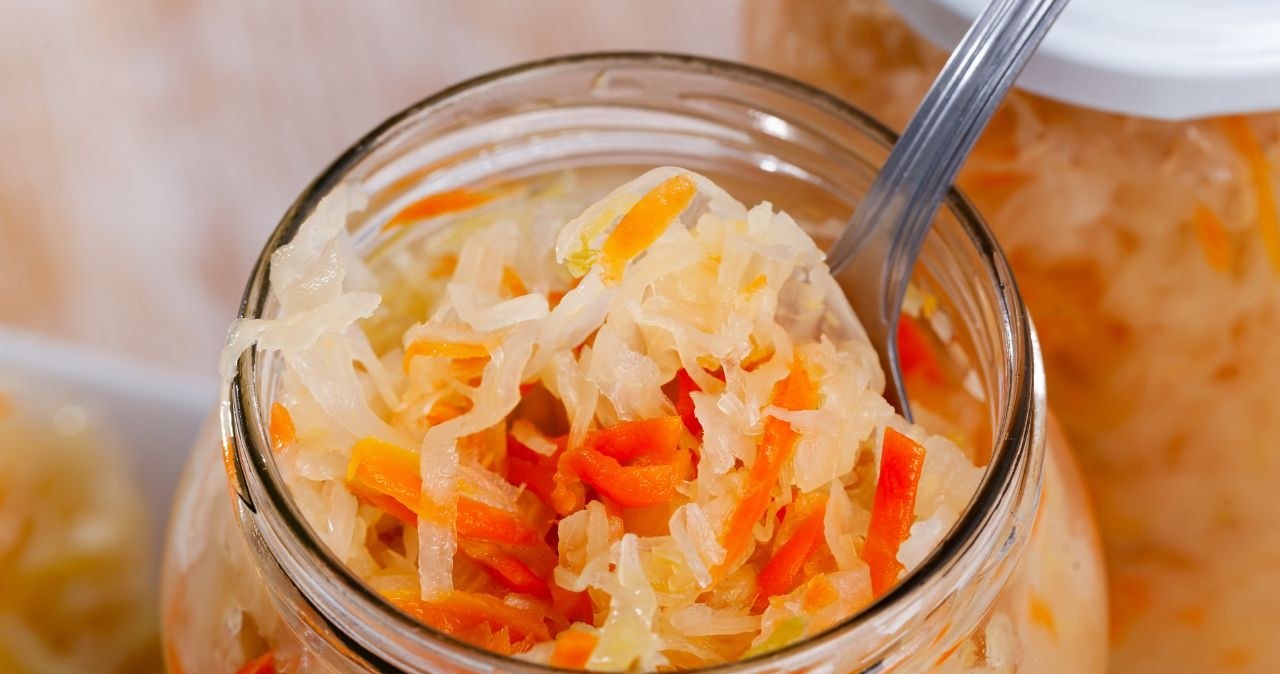 Kiszona kapusta to świetny dodatek do obiadu w sezonie jesienno-zimowym, bo wzmacnia odporność i pomaga chronić się przed przeziębieniem /jackf /Canva Pro