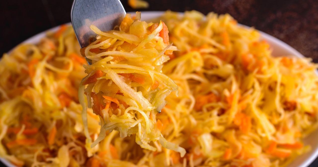 Kiszona sałatka na odporność to dodatek, który powinien pojawić się w kuchni w jesienno-zimowym sezonie /Donata Ivanova /Canva Pro