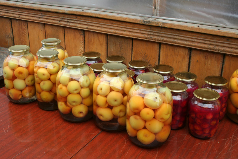 Kiszone jabłka są proste w wykonaniu i możesz podawać je na wiele sposobów /123RF/PICSEL