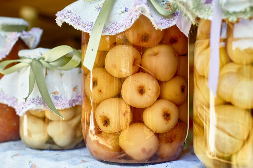 Kiszone jabłka zawierają błonnik oraz witaminę C /123RF/PICSEL