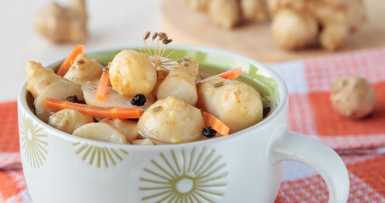 Kiszony jest niskokaloryczny i jest dobrym źródłem błonnika. /Natalikaevsti /Canva Pro