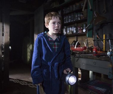 Kit Connor w scenie z filmu "Uwolnić Mikołaja!"