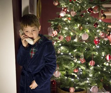 Kit Connor w scenie z filmu "Uwolnić Mikołaja!"