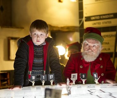 Kit Connor w scenie z filmu "Uwolnić Mikołaja!"