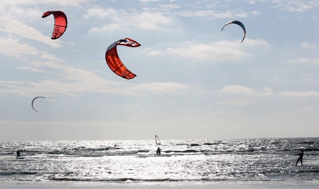 Kitesurferzy w akcji /DPA/Bodo Marks /PAP