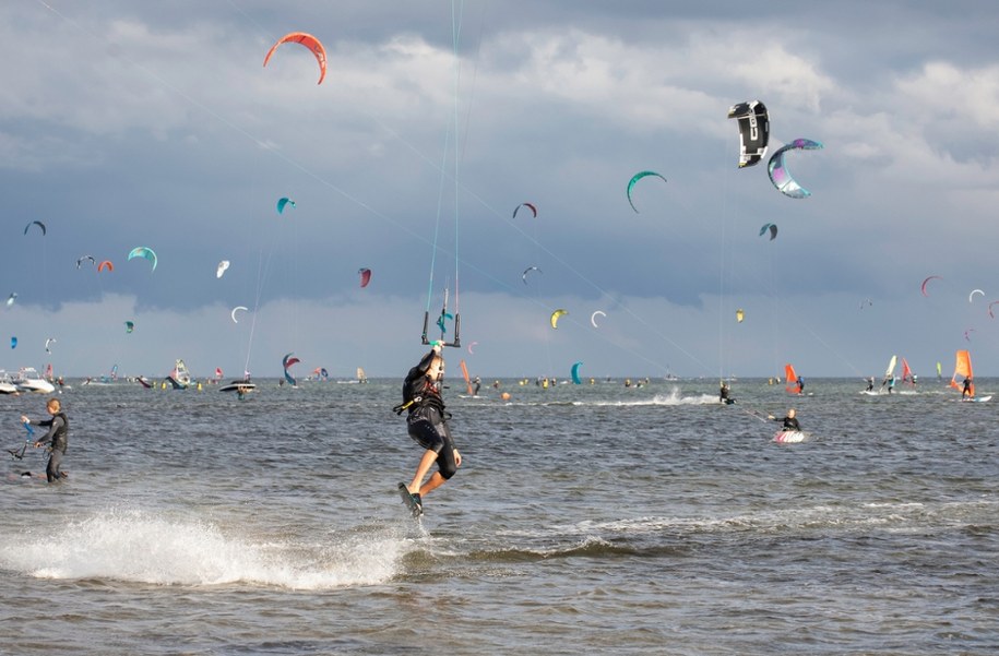 Kitesurferzy w Chałupach na zdjęciu ilustracyjnym /Shutterstock