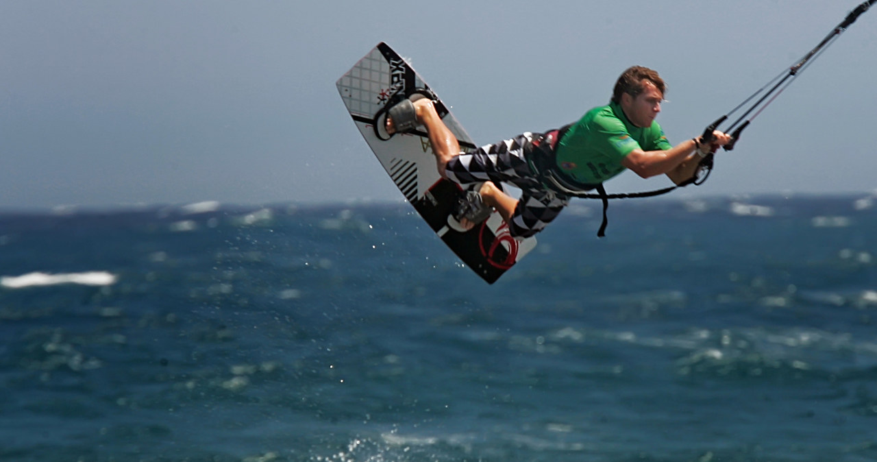 Kitesurfing pozwala na wyzwolenie ogromnej dawki adrenaliny /AFP