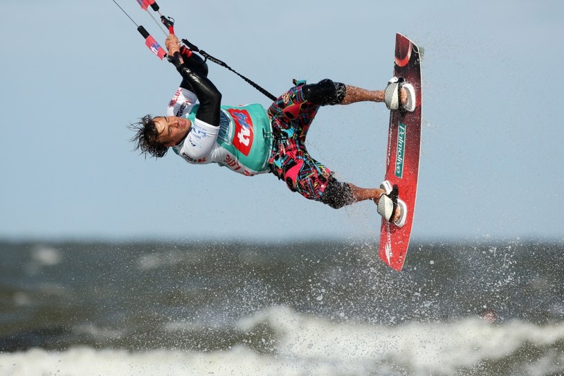 Kitesurfing staje się coraz popularniejszy wśrod Polaków /AFP