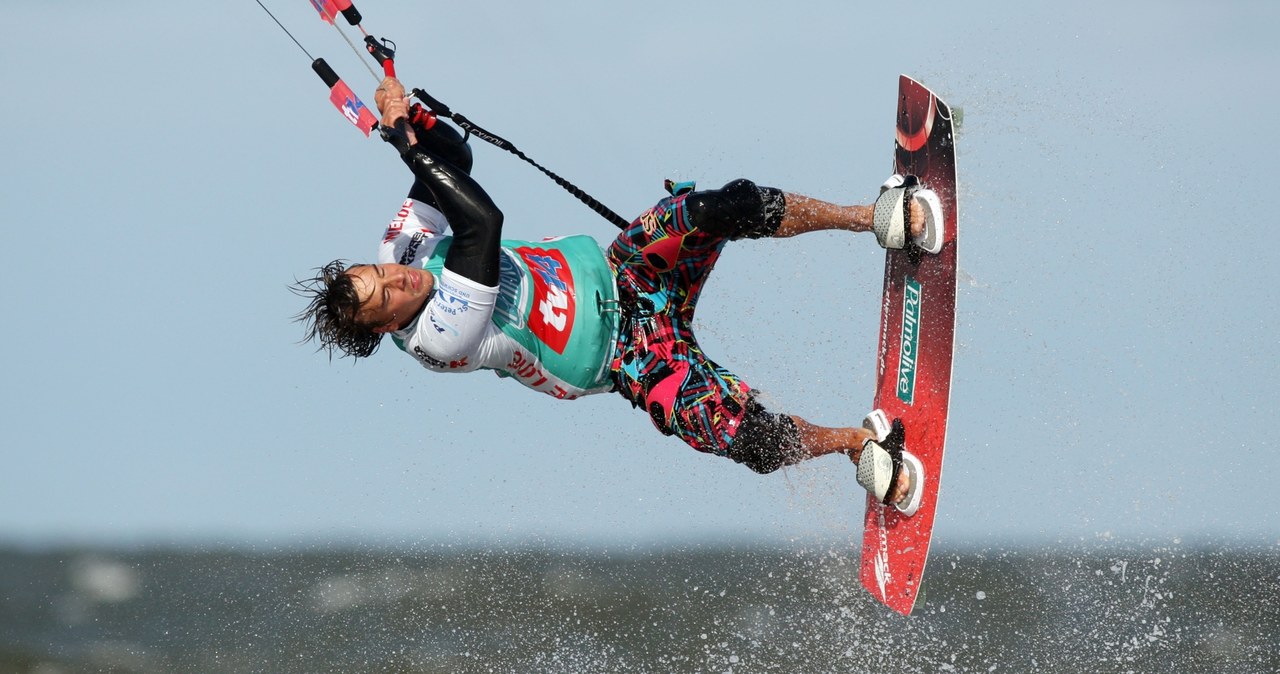 Kitesurfing staje się coraz popularniejszy wśrod Polaków /AFP