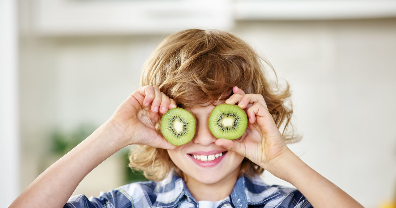 Kiwi pokrywa 100 proc. dziennego zapotrzebowania na kwas askorbinowy /123RF/PICSEL