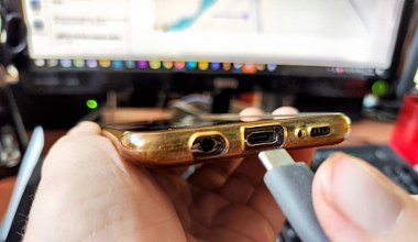 Kłaczki i brud, telefon się nie ładuje. Jak wyczyścić USB-C bez zwarcia?
