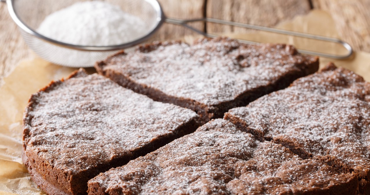 Kladdkaka to słynne szwedzkie ciasto czekoladowe /lenyvavsha /123RF/PICSEL