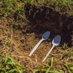 Kładę łyżkę na trawie w ogrodzie. Ta prosta czynność ma ogromne znacznie