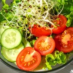 Kładziesz ogórka obok pomidora na kanapce? Twój organizm wysyła sygnał ostrzegawczy