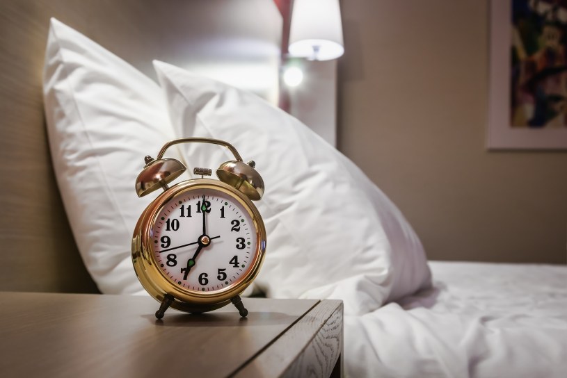 Kładziesz się do łóżka między godziną 22.30 a 23.30? Sprawdź, o czym to świadczy