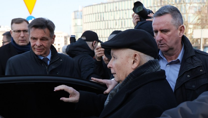 "Kłamca" na miesięcznicy smoleńskiej. Przemówienie Kaczyńskiego zagłuszone