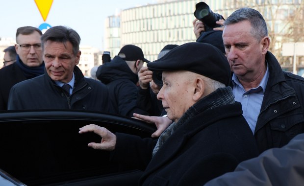 "Kłamca" na miesięcznicy smoleńskiej. Przemówienie Kaczyńskiego zagłuszone