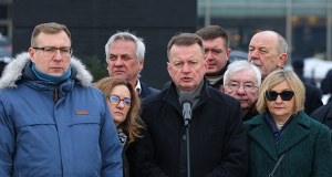 "Kłamca" na obchodach katastrofy smoleńskiej. Tłum zareagował na słowa Błaszczaka