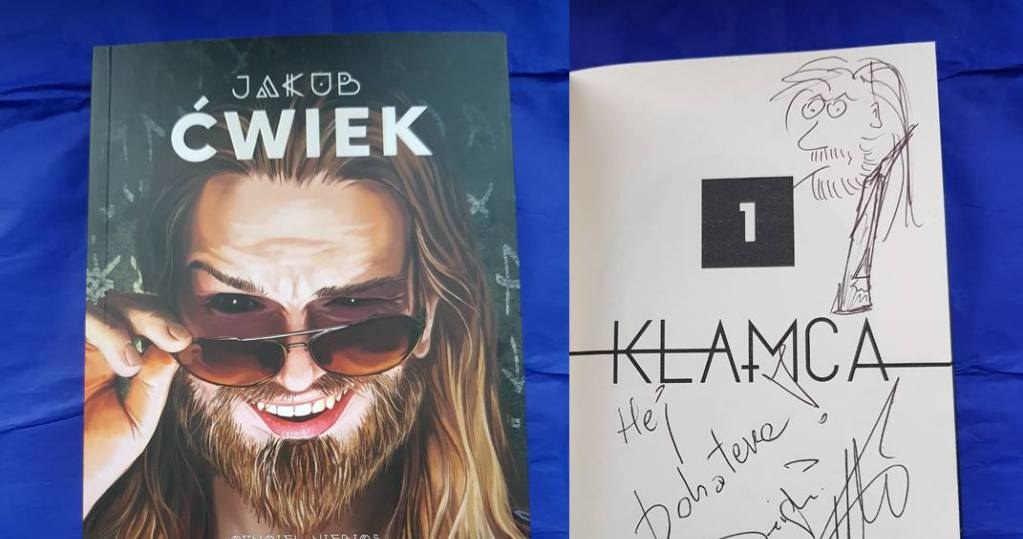 "Kłamca. Tom 1" z autografem autora /materiały prasowe