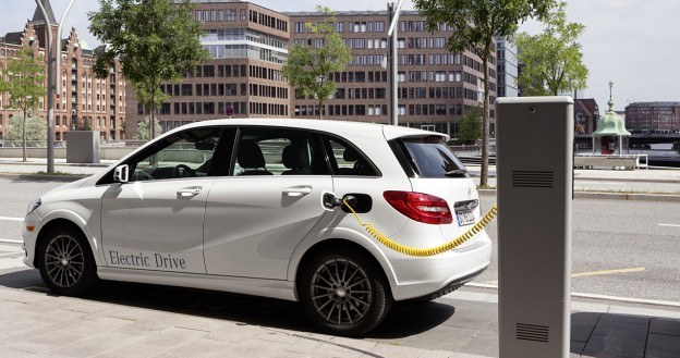 Klasa B Electric Drive będzie o około 2 cm wyższa od wersji spalinowych za sprawą opon o większym profilu i innych sprężyn. /Mercedes