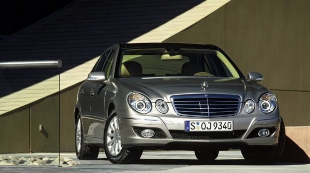 Klasa E (W211) po faceliftingu z 2006 r. ma inny przedni zderzak. /Mercedes