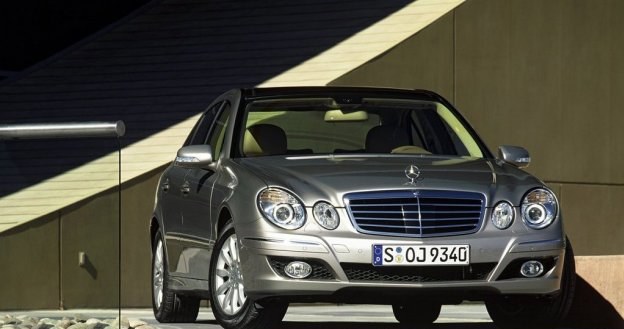 Klasa E (W211) po faceliftingu z 2006 r. ma inny przedni zderzak. /Mercedes