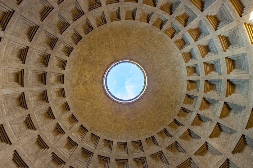 Klastry wapienne na betonie rzymskich budowli występują w postaci wyróżniających się białych kawałków. Nie zwracano na nie uwagi we wcześniejszych badaniach, uważając je za wynik niechlujstwa czy gorszych materiałów