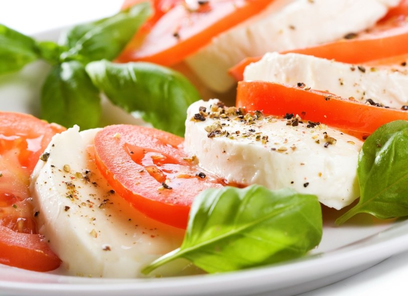 Klasyczna caprese - moda na nią nigdy się nie kończy /123RF/PICSEL