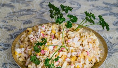 Klasyczna sałatka, która zawsze się udaje. Nie zapomnij o kremowym składniku