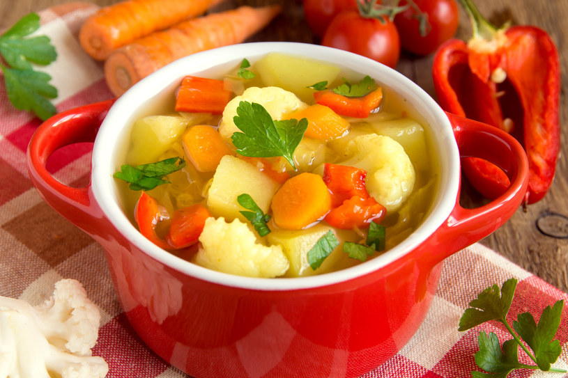Klasyczna zupa jarzynowa to świetny pomysł na zdrowy i sycący obiad /123RF/PICSEL