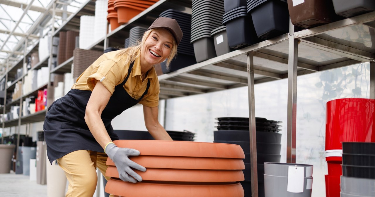 Klasyczne doniczki wychodzą z mody. W modzie ogrodowej pojawił się bowiem nowy, interesujący trend. Czy jednak jest bezpieczny dla roślin? /Pixel