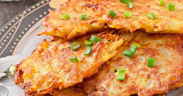 Klasyczne placki smażone na patelni potrafią mieć nawet kilkaset kalorii więcej niż te przygotowane w air fryerze. /123RF/PICSEL